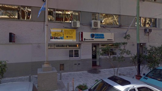 Contrató a un plomero, la golpeó, la dejó inconsciente, la ató a la cama y la violó en Almagro