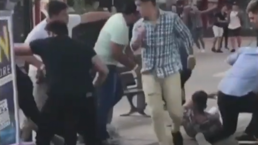 Violencia en Gesell: el video de una brutal pelea a la salida de un boliche