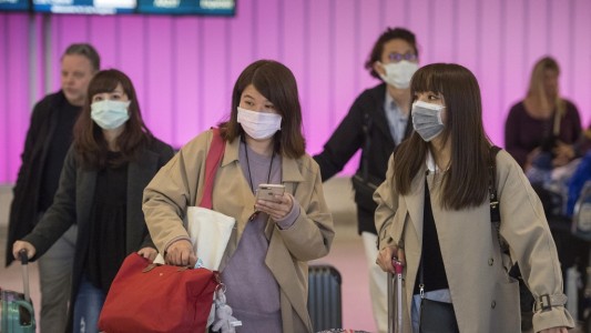 China restringe viajes y endurece las medidas frente a los 56 muertos por coronavirus