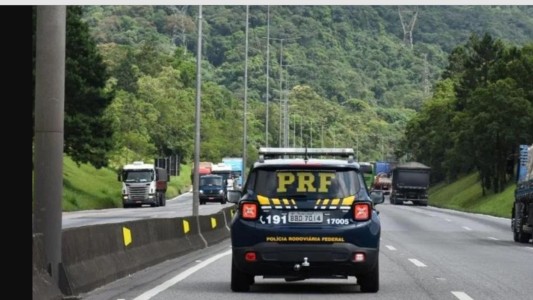Iban de vacaciones a Brasil y se olvidó a su esposa en una estación de servicio