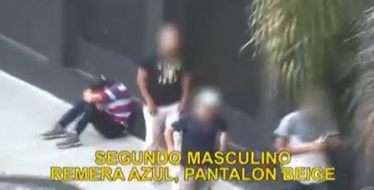 Video: estaba ebrio, le robaron el celular y ni se dio cuenta