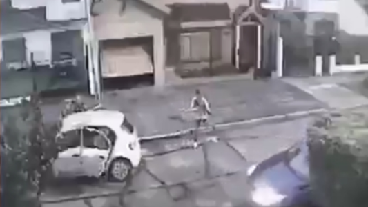 VIDEO: así robaron el auto de una familia con armas de guerra