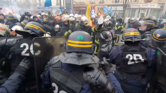 Policía reprime protesta de bomberos en Francia