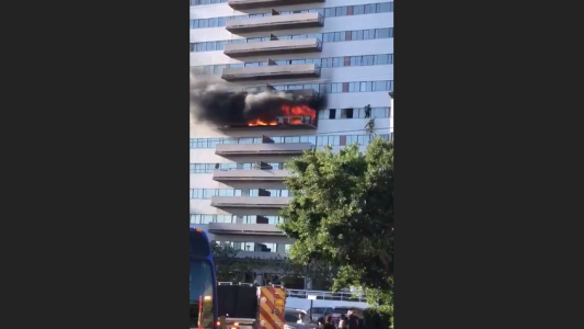 Dramático rescate en un edifico en llamas