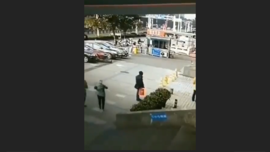 Coronavirus: hombre infectado se desploma en la calle