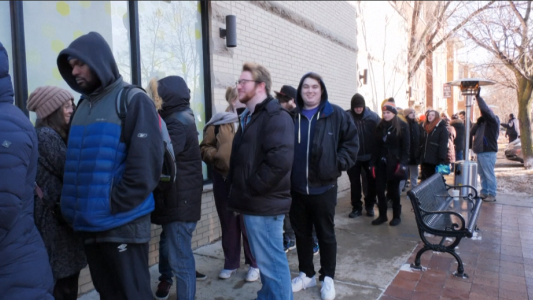 VIDEO: largas colas para comprar cannabis