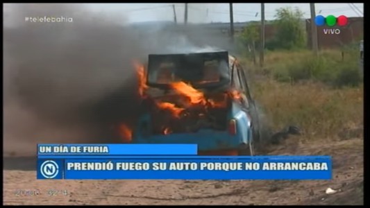 VIDEO: Se enojó porque el auto no le arrancaba y lo prendió fuego