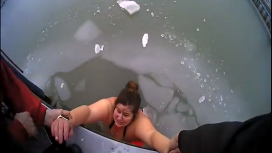 VIDEO: dramático rescate de una mujer que cayó al agua helada