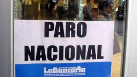 Anuncian paro bancario para el lunes por la muerte del cajero