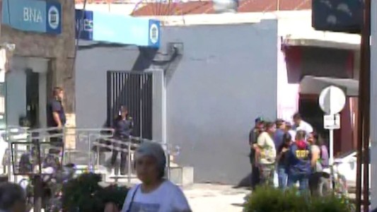 VIDEO ESCALOFRIANTE: lluvia de balas en el sangriento asalto al banco en el que mataron a un cajero