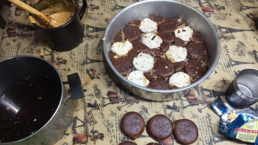 Increíble: inventan una "chocotorta" pero con alfajores Guaymallén