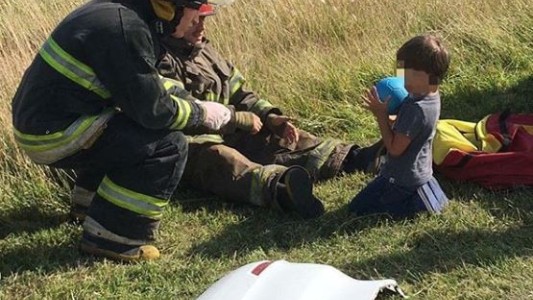El tierno gesto de los bomberos que jugaron con un niño para distraerlo en un accidente