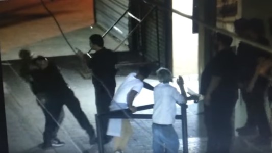 VIDEO: brutal ataque de un patovica a un hombre en la puerta de un boliche