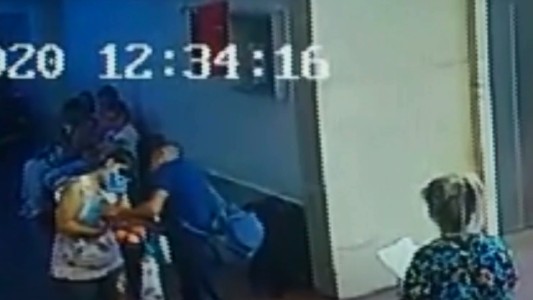 Impactante video muestra cómo le salvan la vida a un bebé que se estaba ahogando