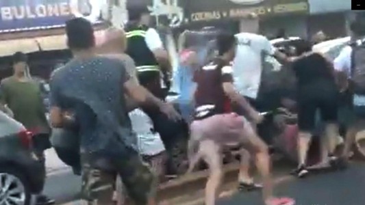 Villa Carlos Paz: batalla campal entre turistas en pleno centro