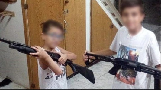 Un funcionario penitenciario publicó fotos de sus hijos menores con ametralladoras