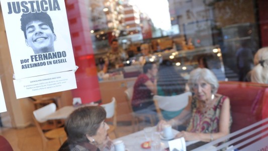 Crimen de Fernando: la foto de uno de los rugbiers detenidos cazando un ciervo junto a su padre