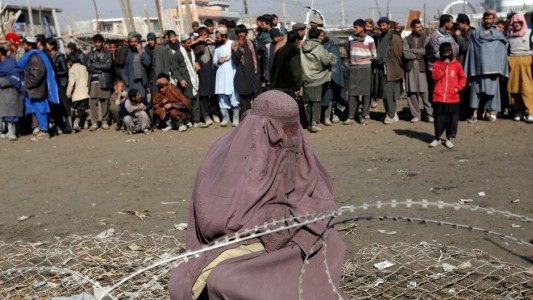Difunden en redes sociales un video de una multitud que lapida a una mujer en Afganistán