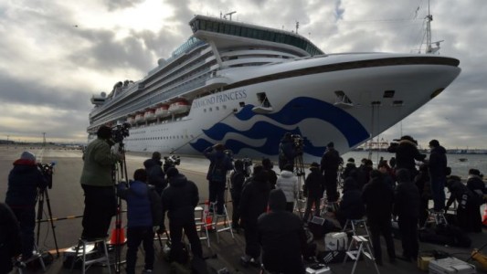 El argentino con coronavirus en el crucero fue trasladado a un hospital en Japón