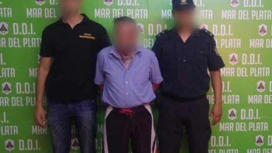 La familia casi lincha al abuelo de 80 años luego de descubrir un video violando a su nieta