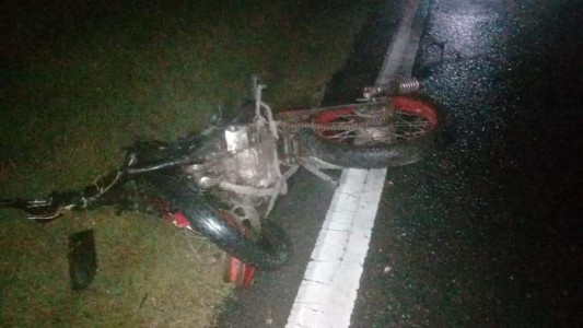 Dos muertos en choque frontal entre un auto y una moto