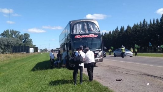 Detuvieron un micro que iba zigzagueando: los choferes consumieron cocaína