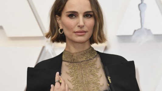 El mensaje feminista de Natalie Portman en su capa Dior que se llevó todas las miradas