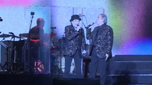 Videos: Sabina se cayó del escenario durante un concierto