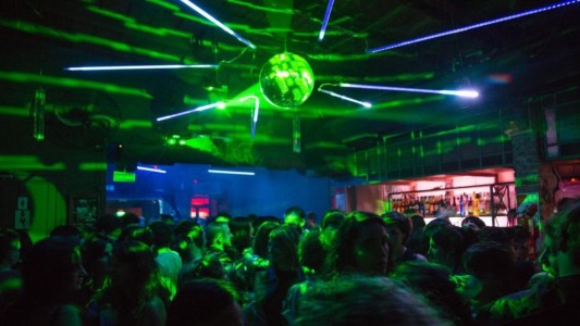 "Me agarró fuerte y me metió en el baño de hombres" el testimonio de la joven abusada por un policía en La Plata