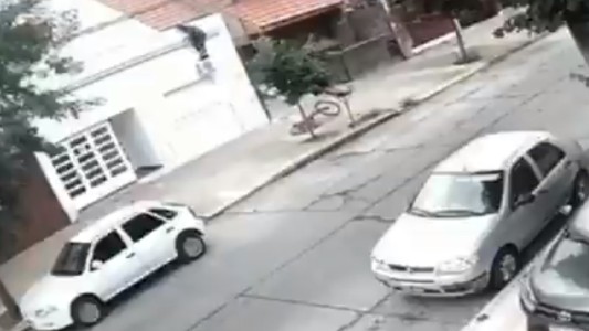 VIDEO:  un delincuente se trepó a una vivienda para robar una bicicleta