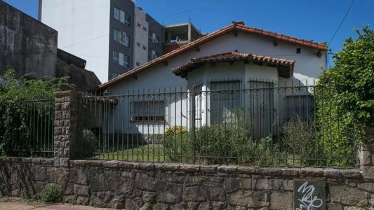 Vestidos como policías, rompieron la puerta de una casa a patadas y robaron $2,5 millones