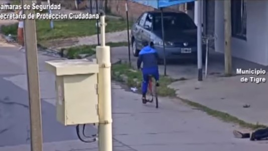 Video: se desmayó y una pareja le robó la bicicleta