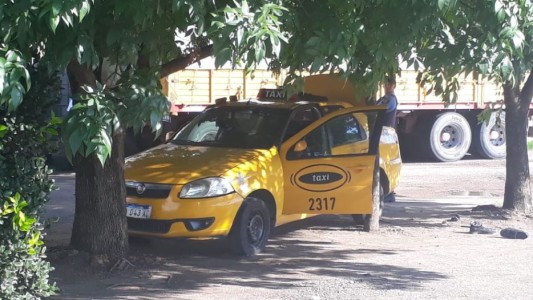 Investigan hallazgo de un taxista encerrado semidesnudo en el baúl del auto