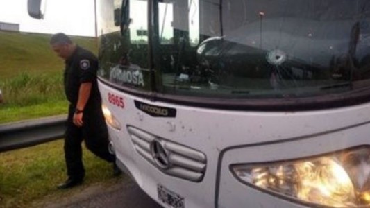 Dos micros fueron baleados en el ingreso a Santa Fe: dos heridos