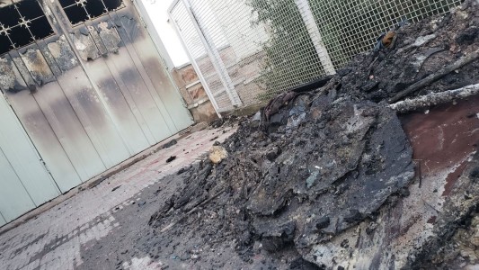 Una mujer y su bebita de un día de vida, salvadas en el incendio de un garage