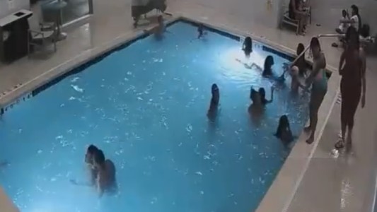 Dramático video: gracias a una nena, rescataron a un chico de 2 años hundido en el fondo de una pileta