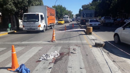 Una mujer fue atropellada por un camión: le cortaron las piernas