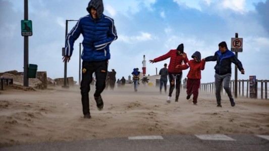 Frío, fuertes vientos y olas de 8 metros en Necochea derribaron un faro