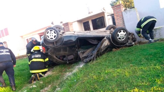 Con 16 años, manejaba un auto y terminó dado vuelta a metros de una casa