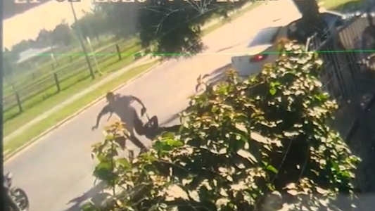 Motochorros arrastran anciana para robarle la jubilación