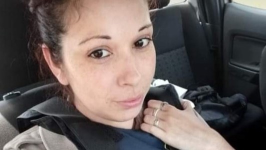 Una mujer se encadenó a una fiscalía en Morón para que se investigue la muerte de su hija policía