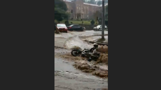 Dramático rescate de un motociclista que era arrastrado por el agua