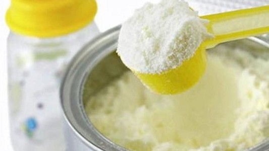 Denunció a empresa fabricante de leche en polvo después de que su bebé vomitara un gusano de 6 centímetros