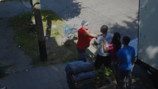 Hizo un chiste sobre el coronavirus en un supermercado chino y terminaron a las piñas