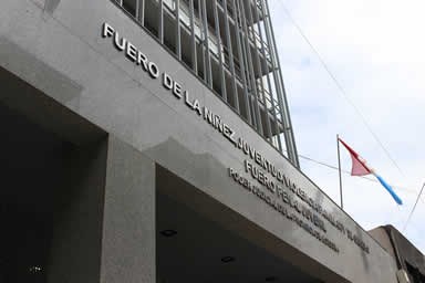 Fallo inédito: una niña lleva los apellidos de dos padres y su madre, todos adoptivos