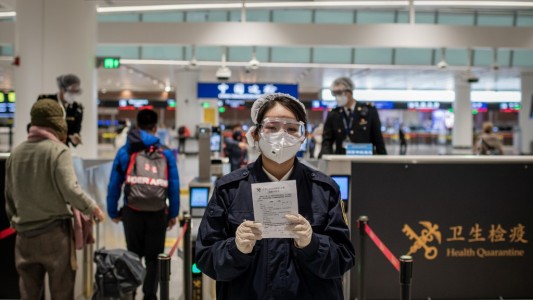 Efecto búmeran del coronavirus: China ahora refuerza los controles porque teme más a los viajeros procedentes del exterior