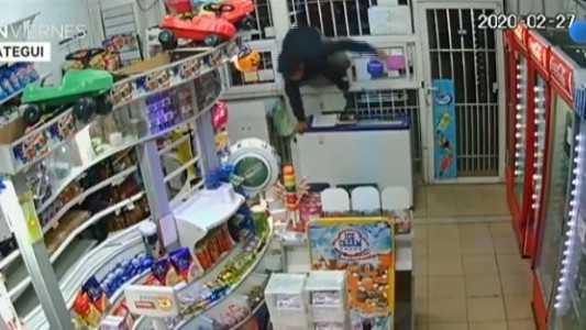 VIDEO: Entró a robar un maxikiosco por la ventana