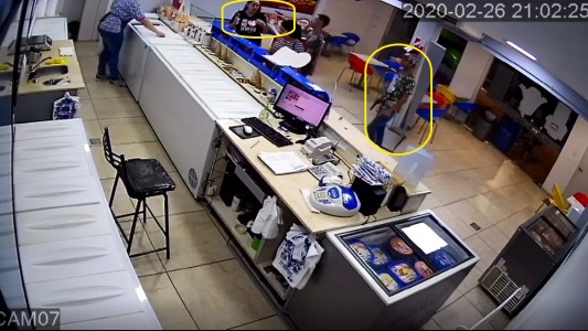 VIDEO – Sabor amargo en la heladería: armados, roban y amenazan a tres mujeres