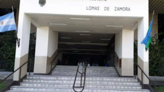 Un hombre violó a sus tres hijos y dejó que fueran abusados por 10 amigos