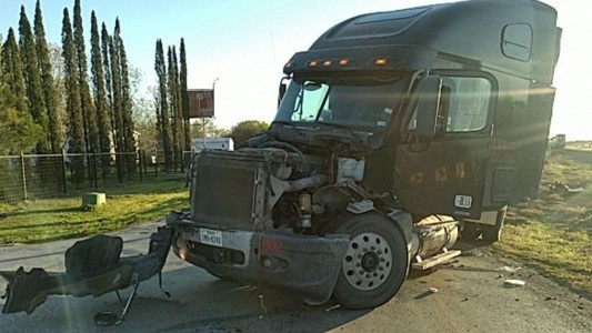 Impactante choque entre un tren y un camión en un paso a nivel